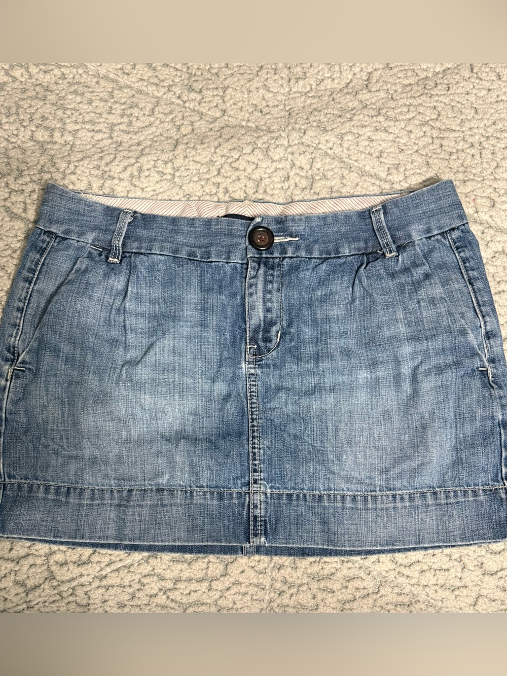 Limited Edition 1969 Gap blue denim mini skirt with button detail in size 6!